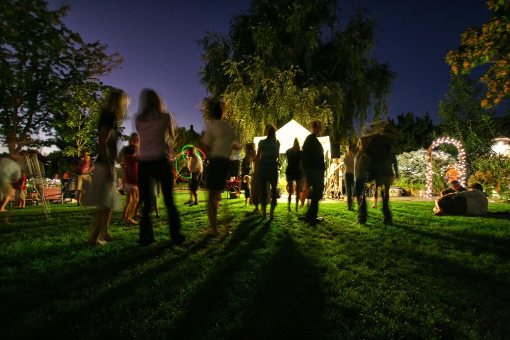 Outdoor entertaining with easigrass on the floor