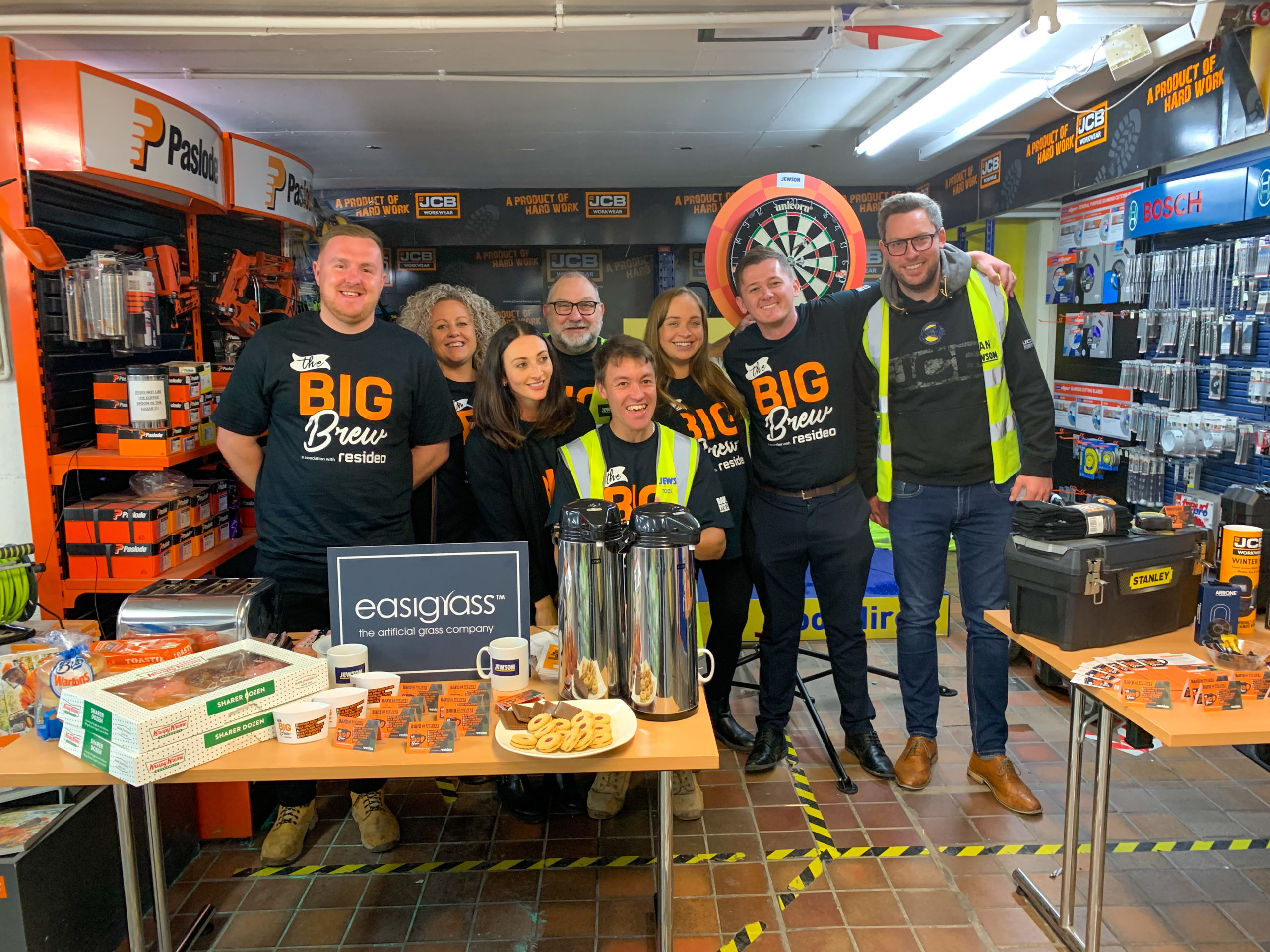 Easigrass supports Jewson and band of builders for the big brew event