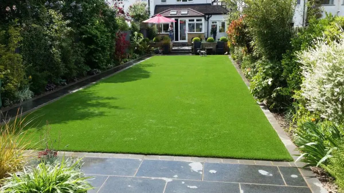 artificial-grass-for-back-gardens-mayfair-3