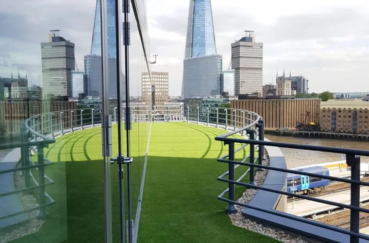 artificial-grass-for-balcony-760x500-c-center