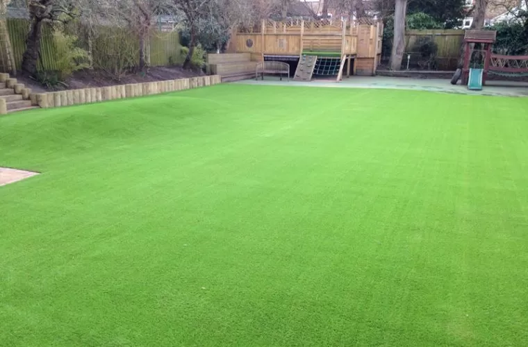 artificial-grass-for-schools_004-760x500-c-center