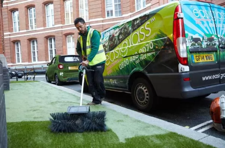 synthetic-grass-installation-london-fashion-week