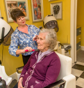 Easigrass-Newsletter-Silverleigh-Care-Home-lady-doing-hair